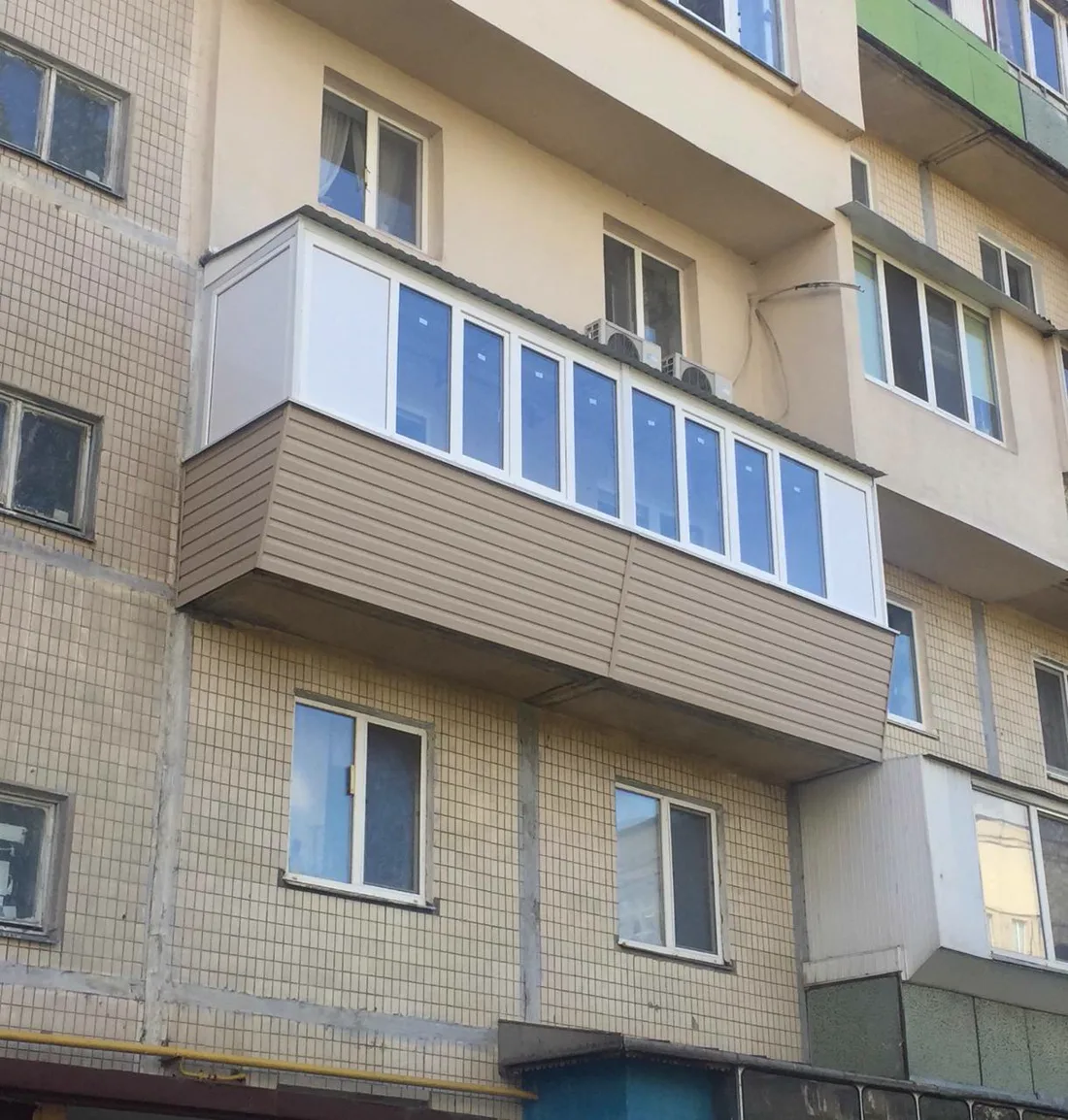 Готовий балкон з виносом, склінням і обшивкою