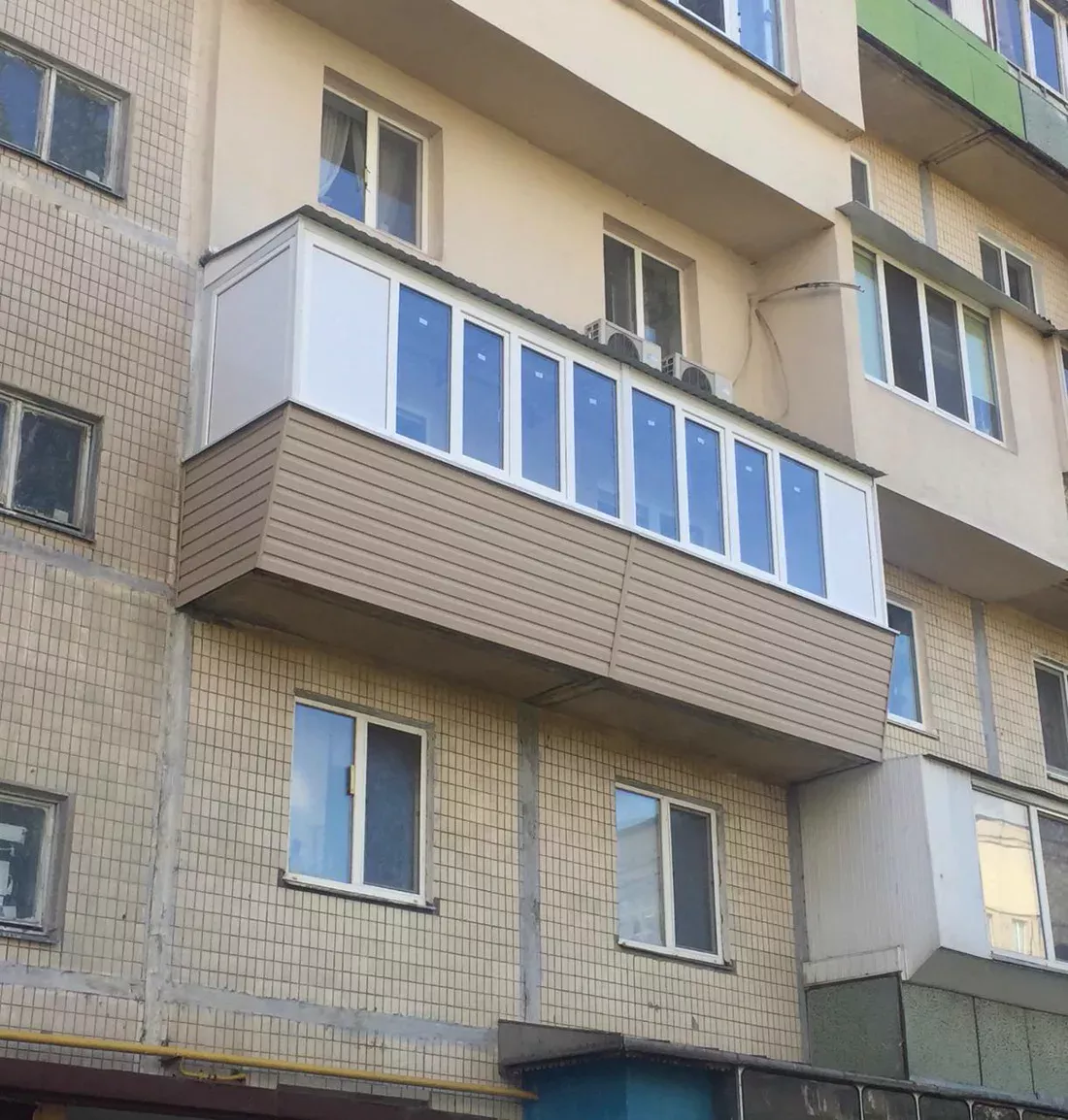 Готовий балкон з виносом, склінням і обшивкою