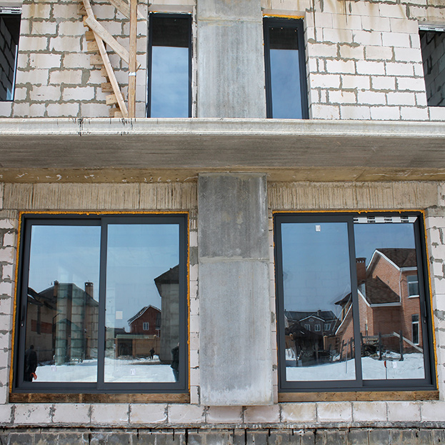 osteklenie-kottedzha-stroitelstvo